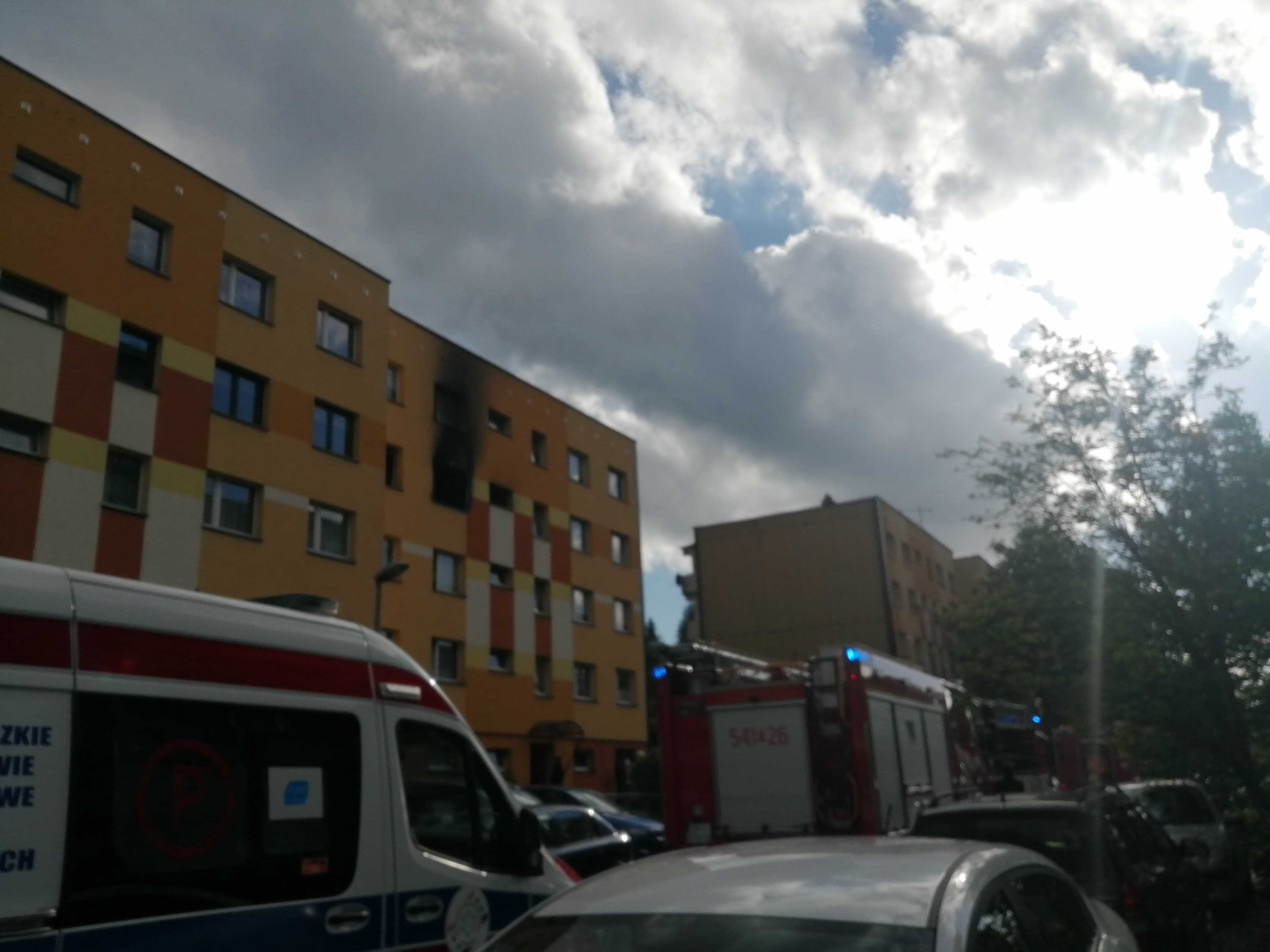 Pożar bloku przy ul. Curie-Skłodowskiej w Piekarach Śląskich