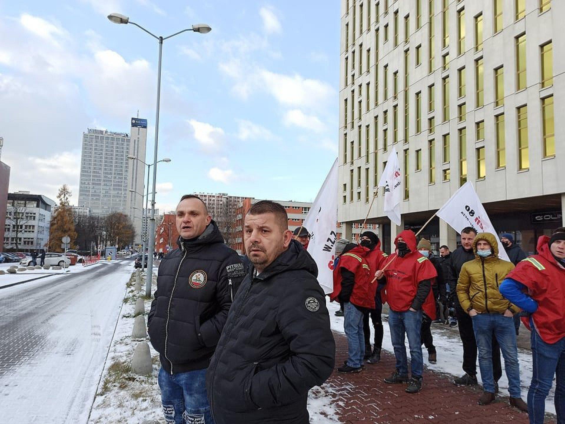 Związkowcy z Sierpnia 80 witają premiera w Katowicach, 22 grudnia 2021