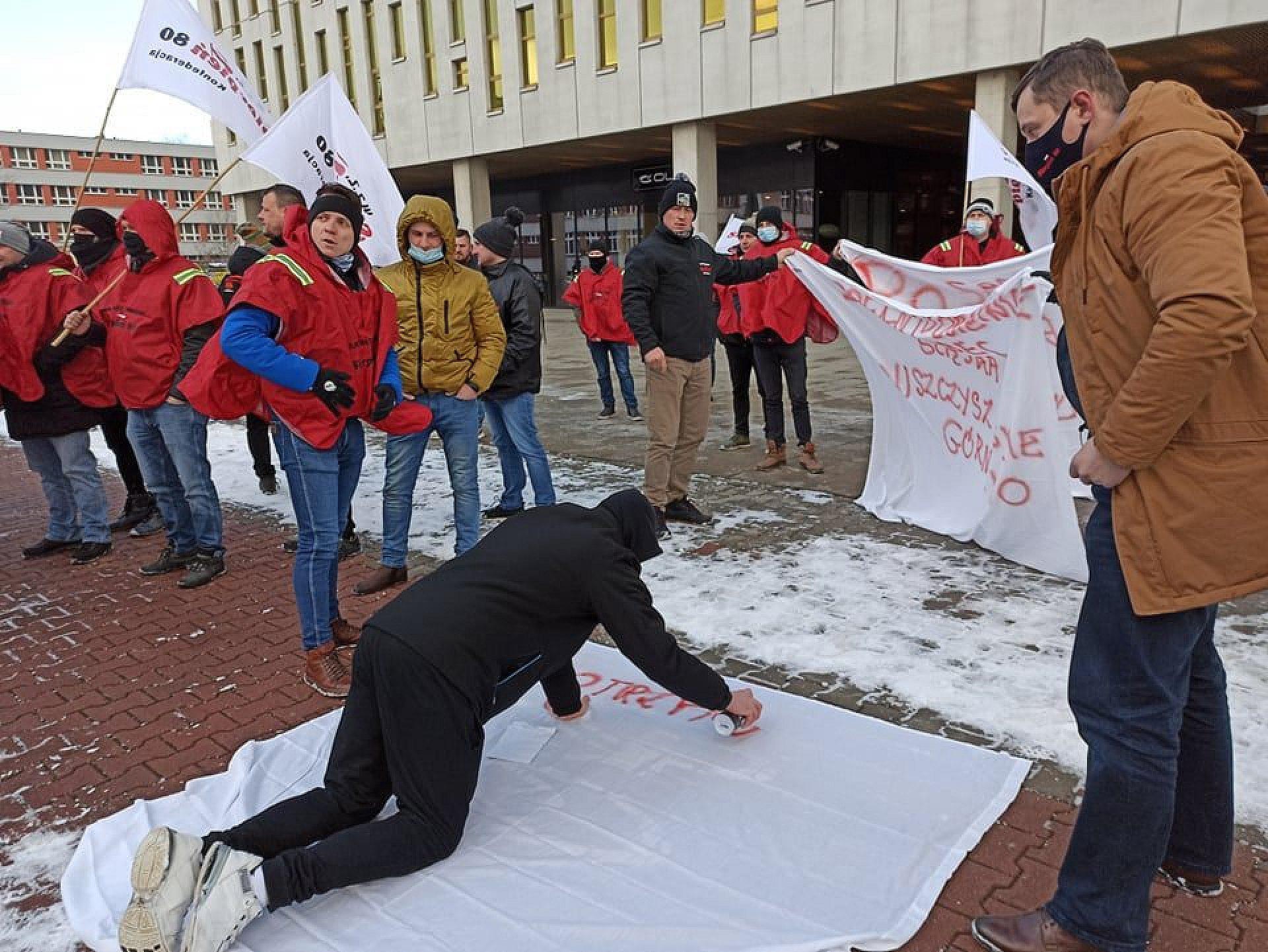 Związkowcy z Sierpnia 80 witają premiera w Katowicach, 22 grudnia 2021