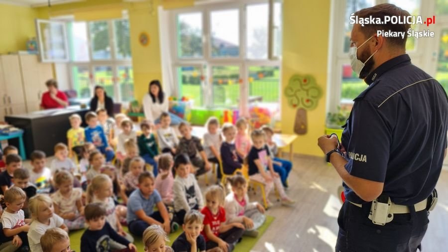 Policjanci edukują najmłodszych mieszkańców