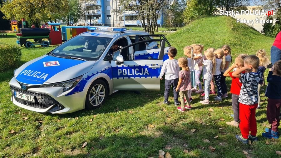 Policjanci edukują najmłodszych mieszkańców