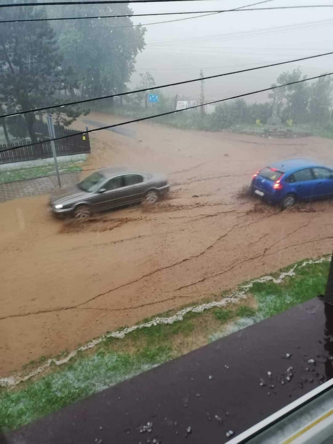 Błoto i deszcz na ulicach Piekar