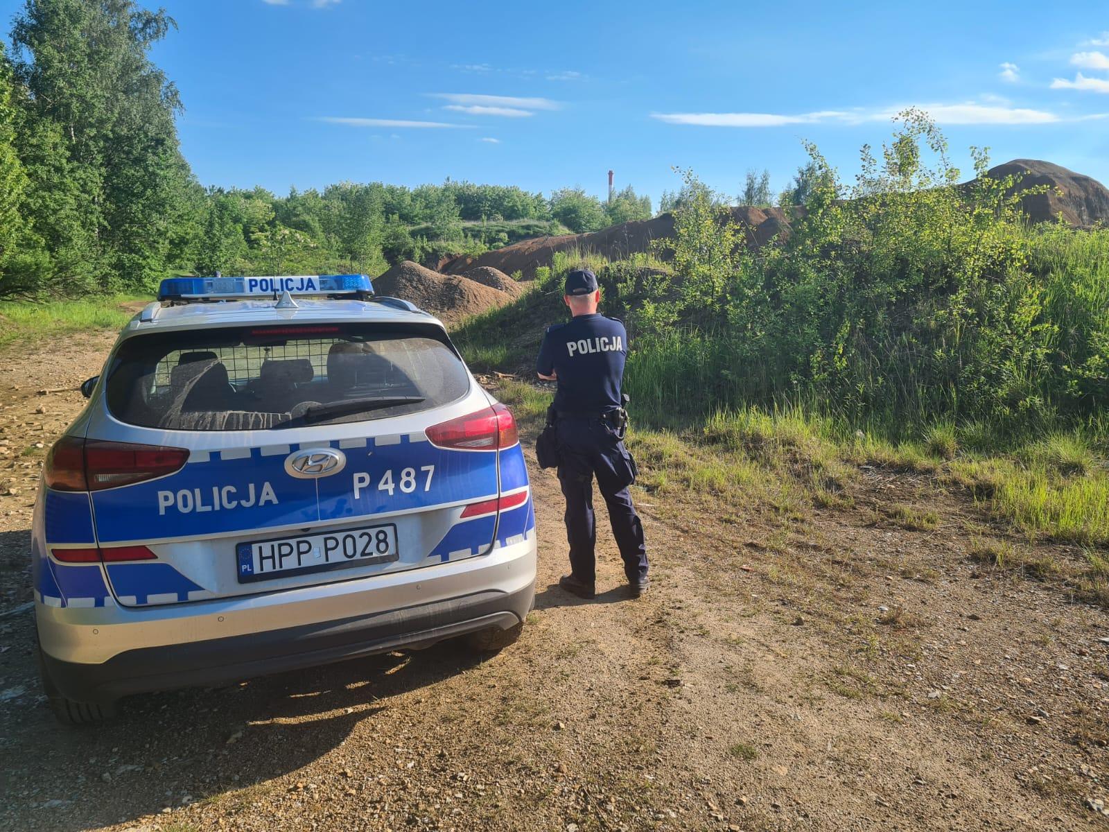 Policjanci zabezpieczali teren hałdy