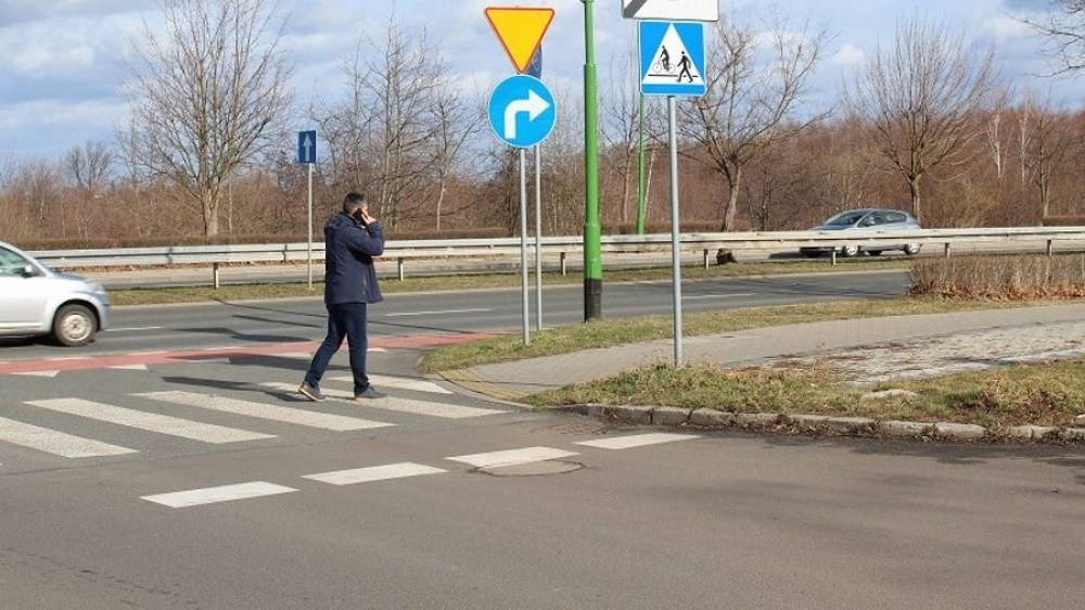 Mandat dla pieszego w Piekarach za używanie telefonu