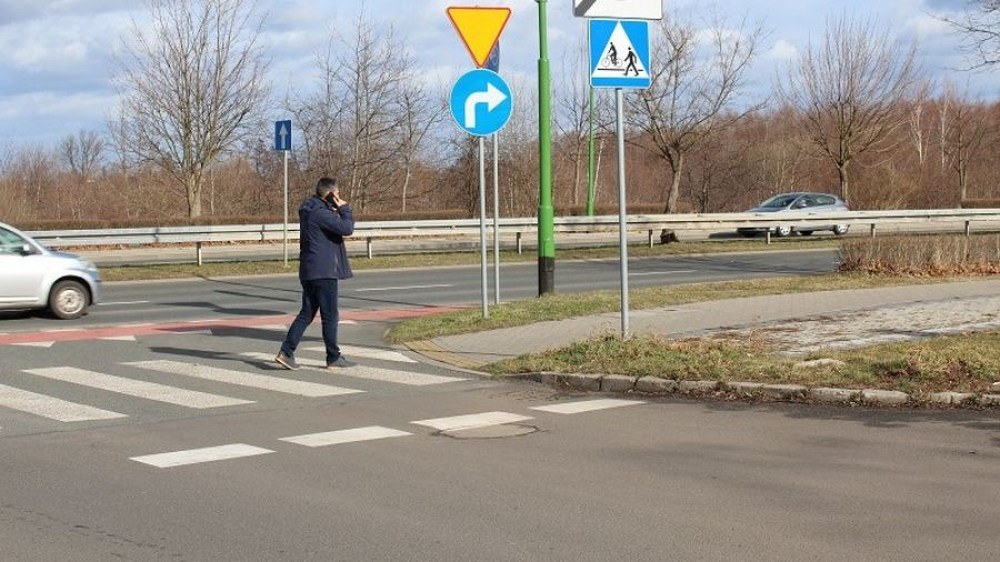 Mandat dla pieszego w Piekarach za używanie telefonu