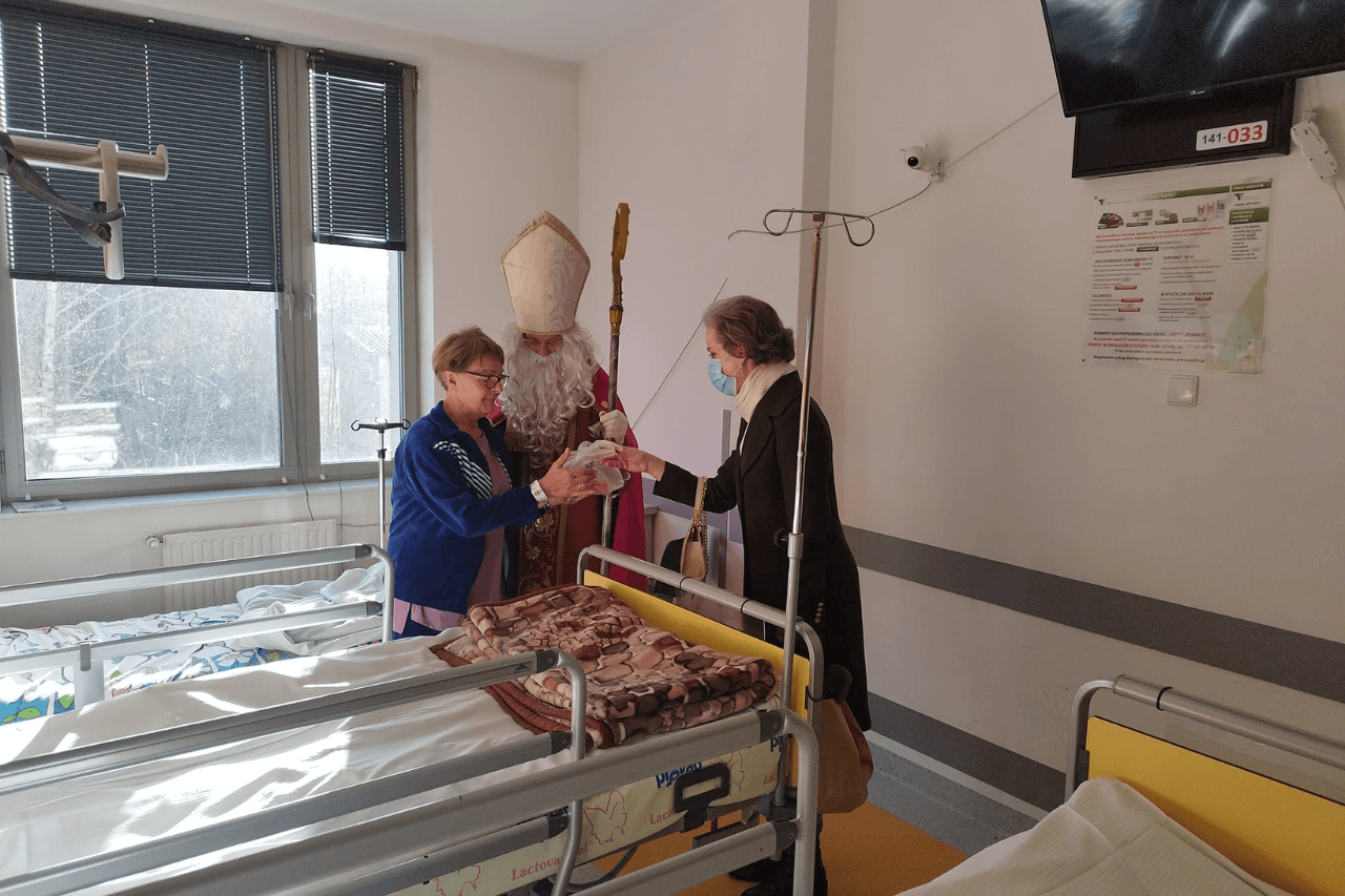 Wizyta świętego Mikołaja w Piekarskim Centrum Medycznym