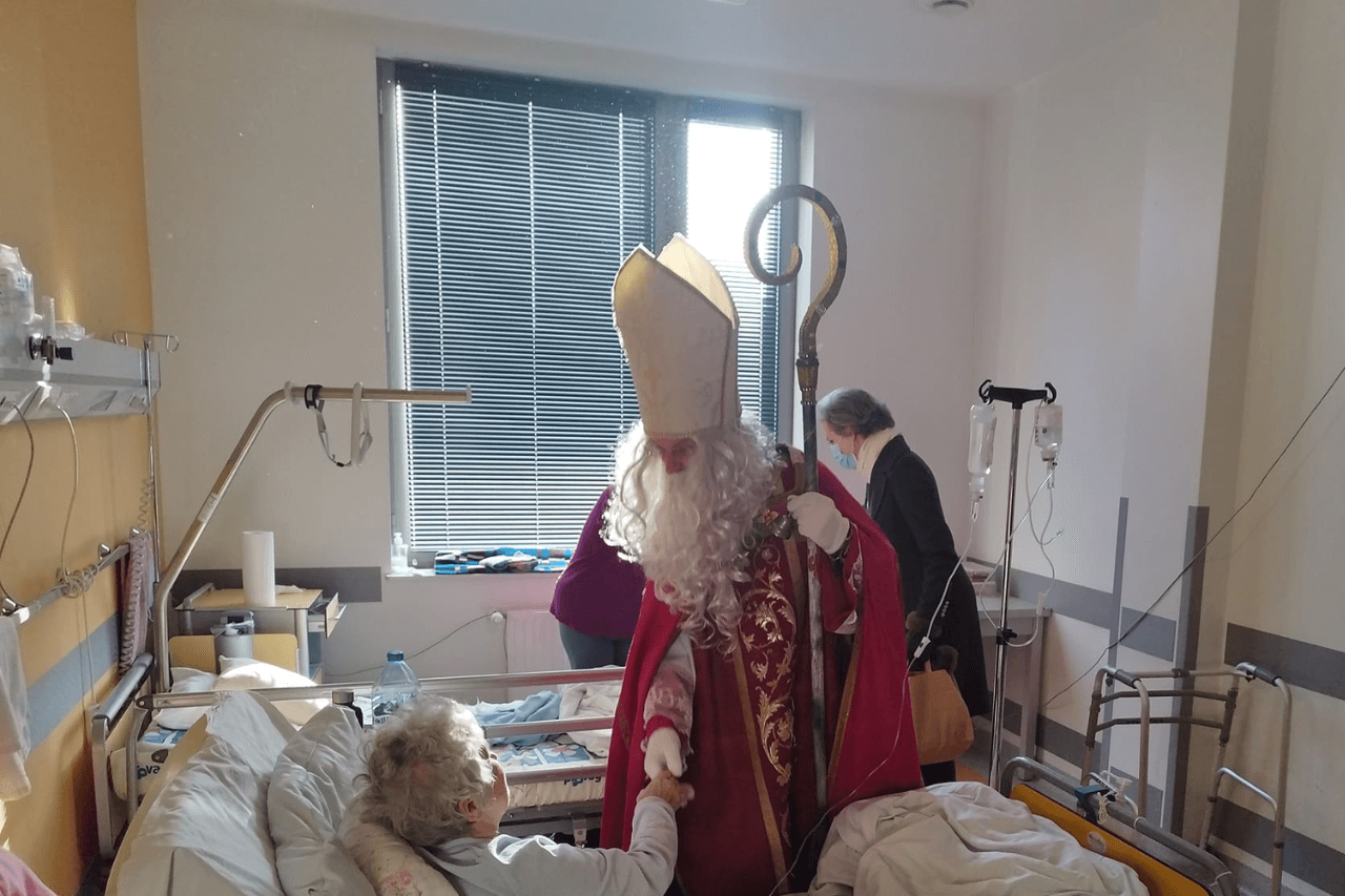 Wizyta świętego Mikołaja w Piekarskim Centrum Medycznym