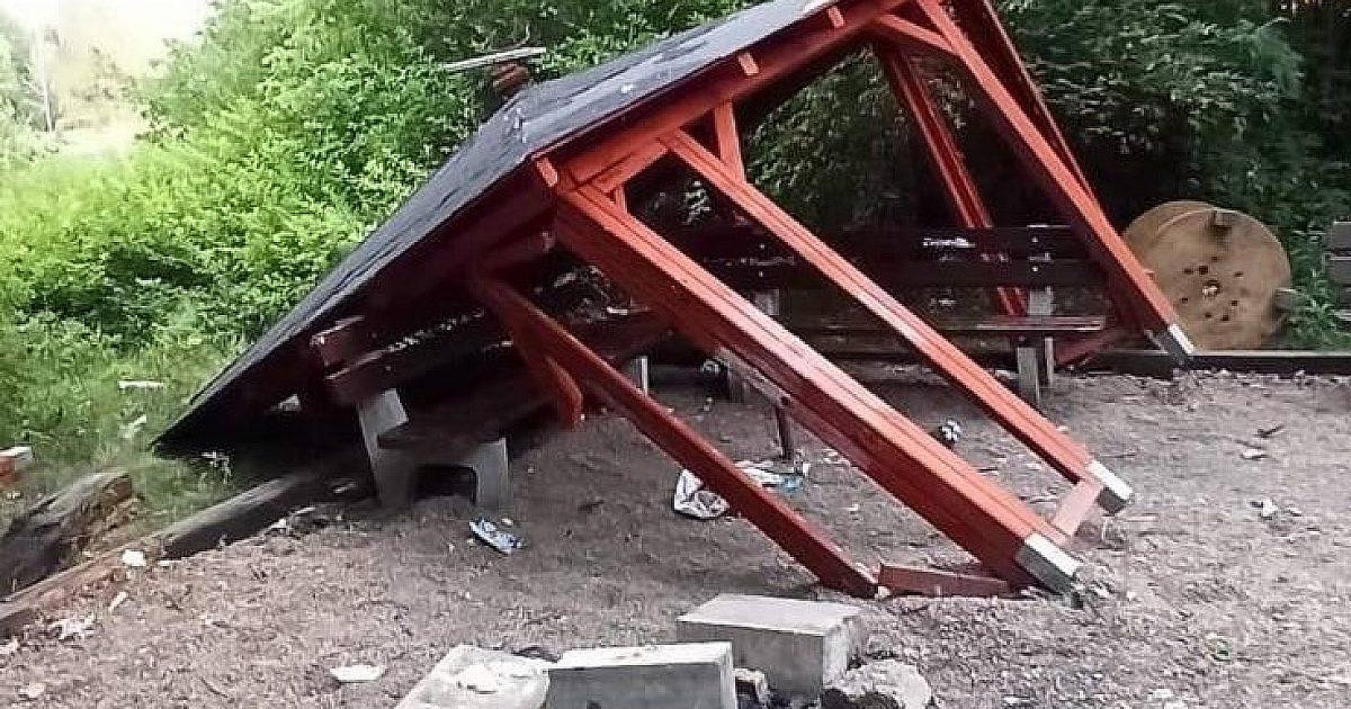 Zniszczona altana Piekary Śląskie Zniszczona altana Piekary Śląskie