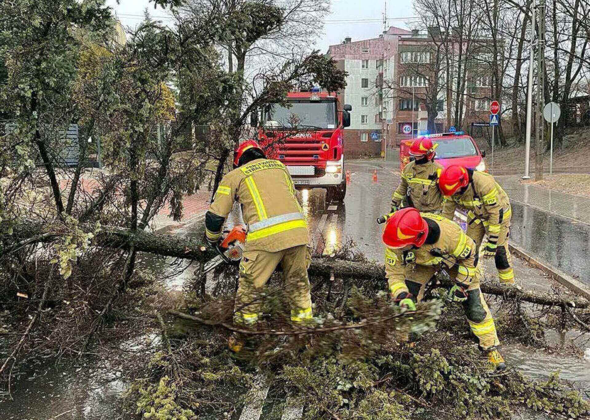 Straż pożarna usuwa skutki wichury Straż pożarna usuwa skutki wichury