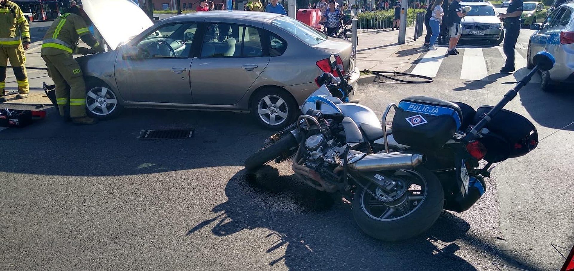 potrącony policjant na skrzyżowaniu Śląskiej i Jana Pawła II potrącony policjant na skrzyżowaniu Śląskiej i Jana Pawła II