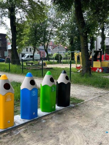 Nowe kosze stanęły w Piekarach Nowe kosze stanęły w Piekarach