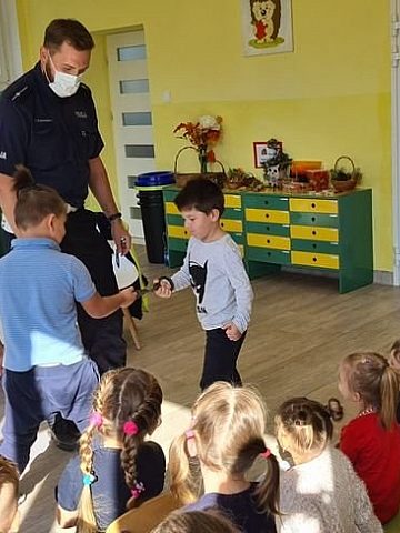 Policjanci edukują najmłodszych mieszkańców Policjanci edukują najmłodszych mieszkańców