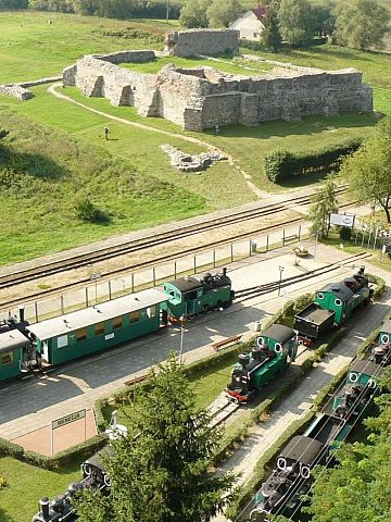 Muzeum Kolei Wąskotorowej w Wenecji wraz z ruinami zamku Mikołaja herbu Nałęcz Muzeum Kolei Wąskotorowej w Wenecji wraz z ruinami zamku Mikołaja herbu Nałęcz