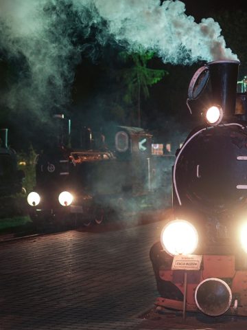 Muzeum Kolei Wąskotorowej w Wenecji zdjęcie nocą podczas Weneckiej nocy z parowozami Muzeum Kolei Wąskotorowej w Wenecji zdjęcie nocą podczas Weneckiej nocy z parowozami