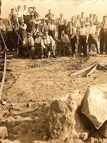 Budowa kopca w Piekarach Budowa kopca w Piekarach