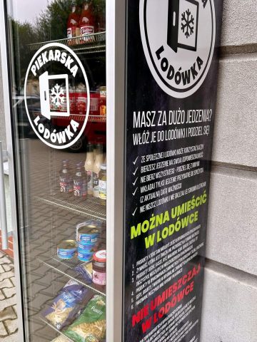 Lodówka społeczna stanęła przy piekarskim urzedzie Lodówka społeczna stanęła przy piekarskim urzedzie