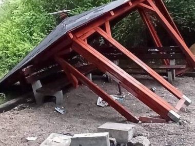 Zniszczona altana Piekary Śląskie Zniszczona altana Piekary Śląskie