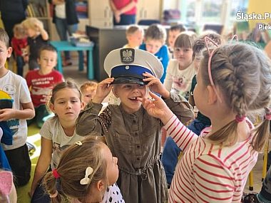 Policjanci edukują najmłodszych mieszkańców Policjanci edukują najmłodszych mieszkańców