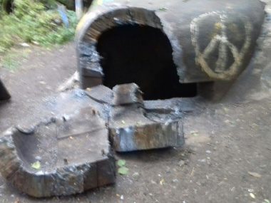 Jeden z uszkodzonych schronów w Piekarach Śląskich - Dąbrówce Wielkiej Jeden z uszkodzonych schronów w Piekarach Śląskich - Dąbrówce Wielkiej