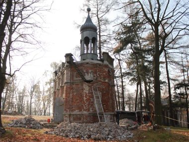 Kaplica XIV Stacji Drogi Krzyżowej na Kalwarii Piekarskiej przechodzi renowację Kaplica XIV Stacji Drogi Krzyżowej na Kalwarii Piekarskiej przechodzi renowację