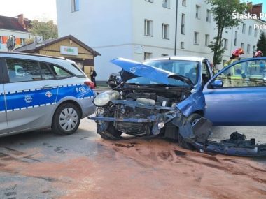 Kolizja na skrzyżowaniu ul Maczka z ul Armii Krajowej Kolizja na skrzyżowaniu ul Maczka z ul Armii Krajowej