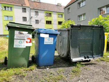Opłaty za wywóz śmieci w Piekarach. Niskie czy wysokie? Pojemnik na odpady Bytom 01 fot UM Bytom