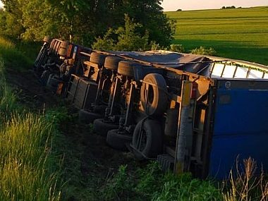 Samochód ciężarowy w rowie Samochód ciężarowy w rowie