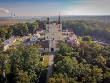 Zdjęcie główne Klasztor Bieniszew Zdjęcie główne Klasztor Bieniszew