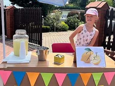Młoda piekarzanka sprzedaje lemoniadę Młoda piekarzanka sprzedaje lemoniadę