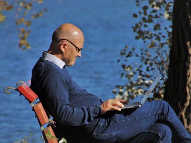 Wyższe limity dla dorabiających emerytów i rencistów Emeryci i renciści mogą więcej dorobić