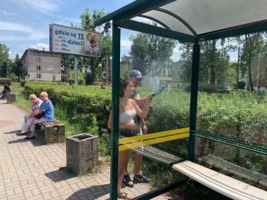 Młodzież dobrowolnie czyściła przystanki Młodzież dobrowolnie czyściła przystanki