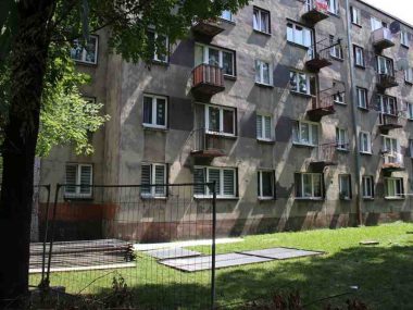 Blok przy ul. Jana Pawła II również czeka termomodernizacja. Blok przy ul. Jana Pawła II również czeka termomodernizacja.