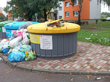 Zaśmiecona okolica osiedla Zaśmiecona okolica osiedla