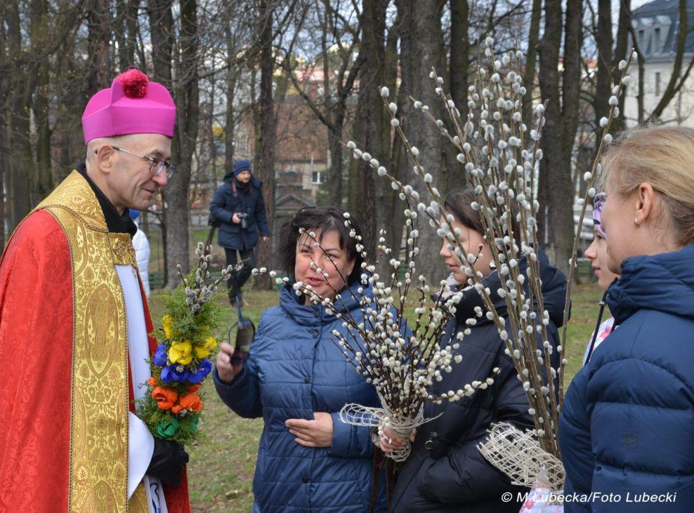 Księża w niedzielę palmową