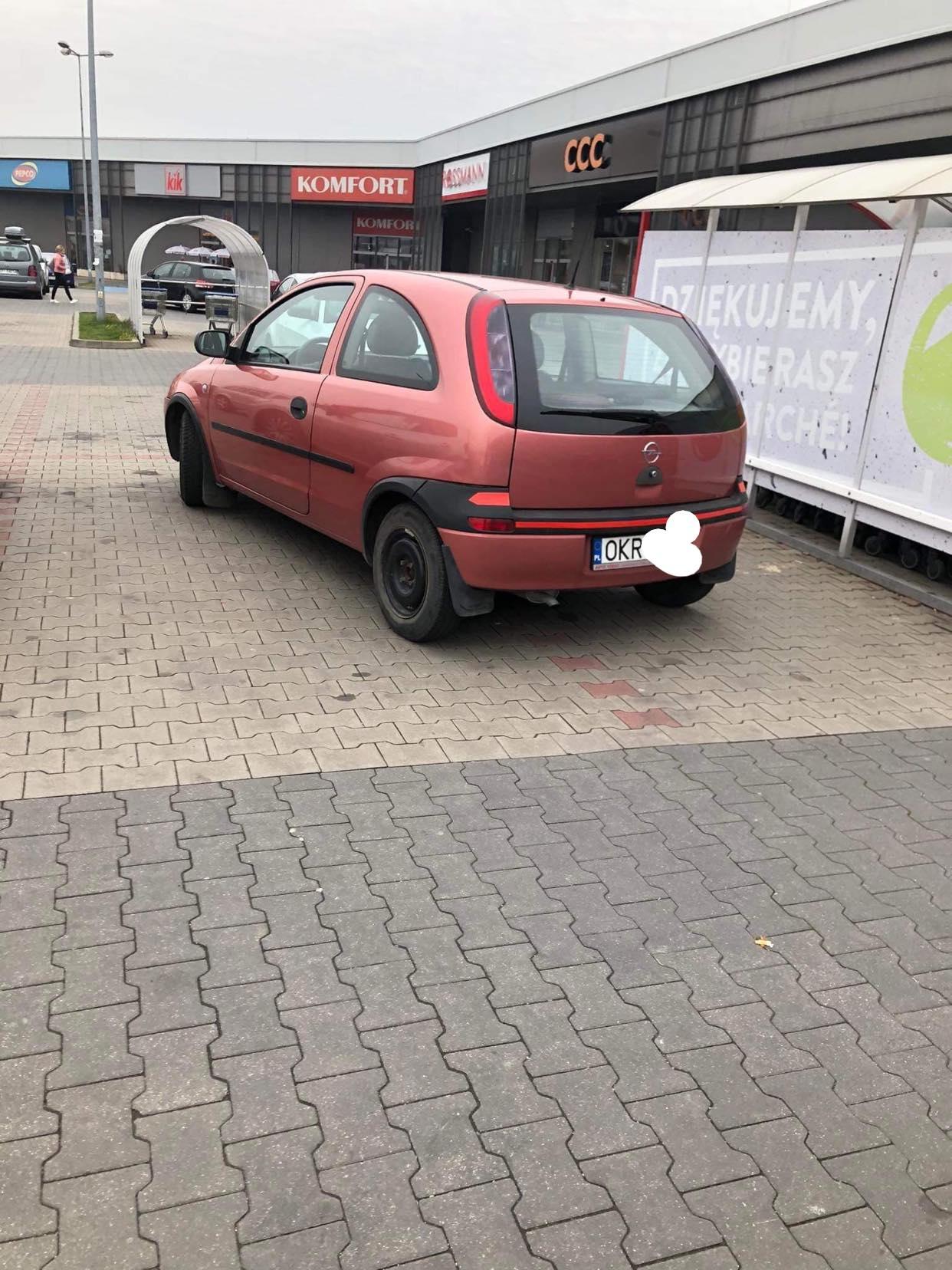 Mistrzowskie parkowania pod Action w Piekarach