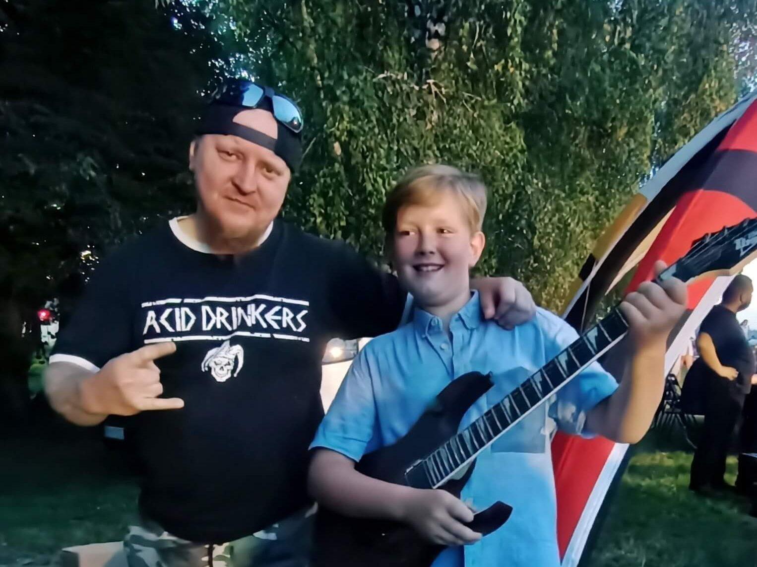 Młody piekarzanin otrzymał gitarę elektryczną