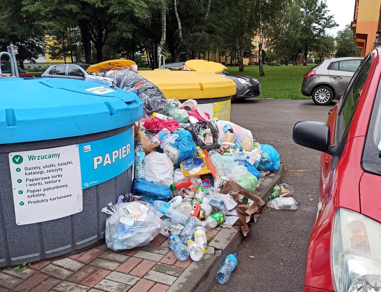 Wysypujące się śmieci na ulicach osiedla
