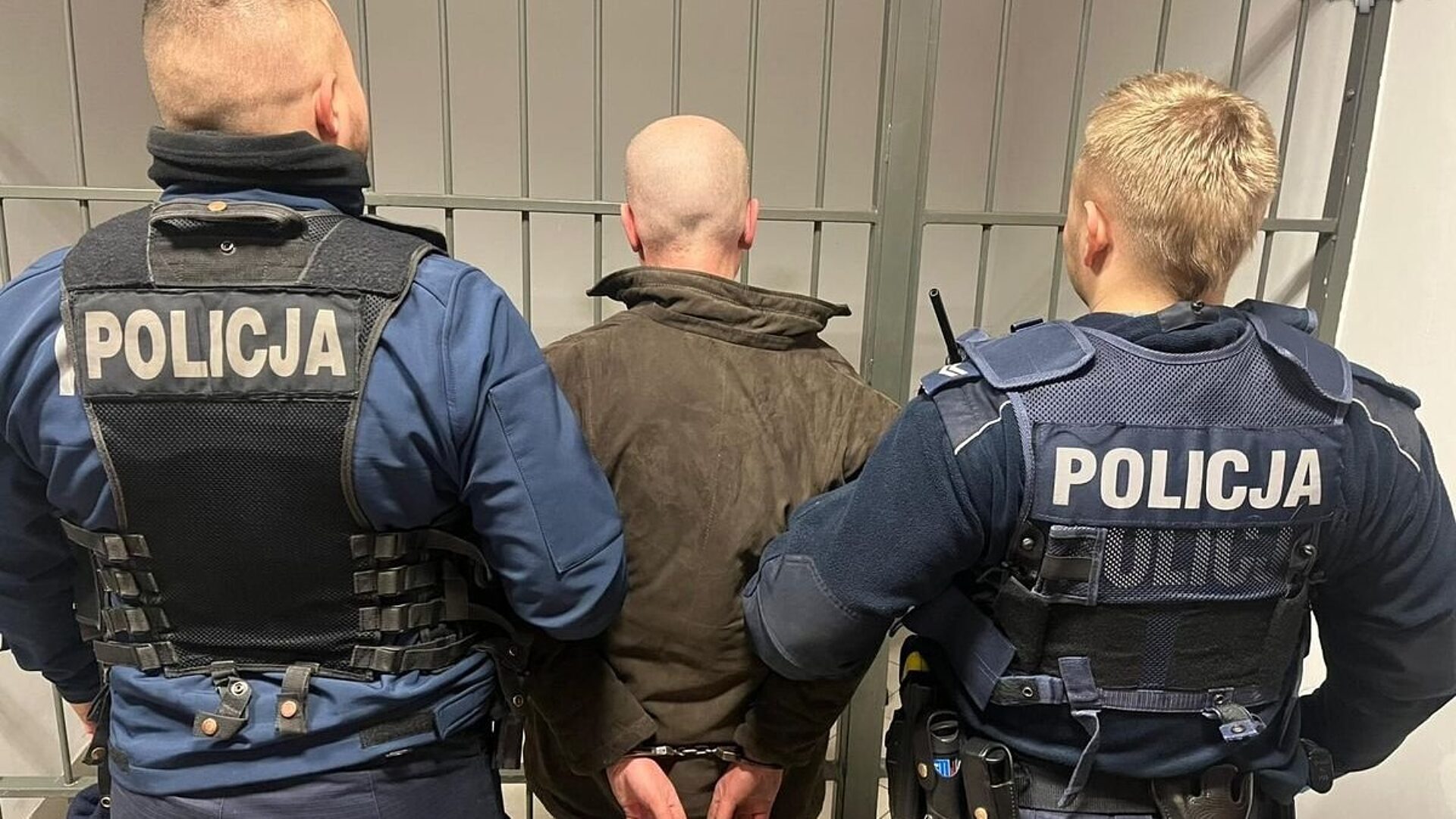 Rozpalil ognisko na klatce Rozpalil ognisko na klatce