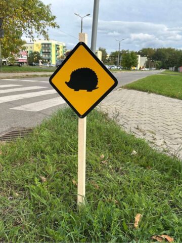 Znaki ostrzegające o jeżach w Piekarach Znaki ostrzegające o jeżach w Piekarach
