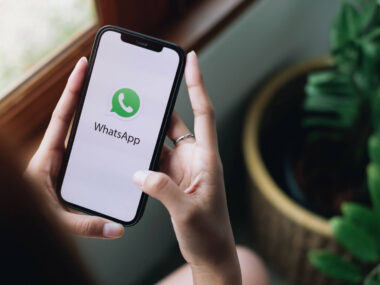 Rejestracja do poradni przez WhatsApp? Tak, w Piekarach Śl. Chiang mai tajlandia lan 10 2022 mezczyzna trzyma iphone i otwiera appstore przeszukujac serwis spolecznosciowy whatsapp na ekranie iphone zostal stworzony i opracowany przez apple inc