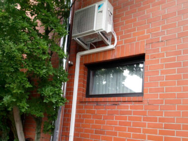 Klimatyzacja Katowice — montaż, serwis — poznaj Kliwent Montaz klimatyzatora katowice1