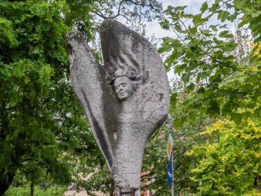 Bytomska Nike do renowacji Rzezba nike bytom 2