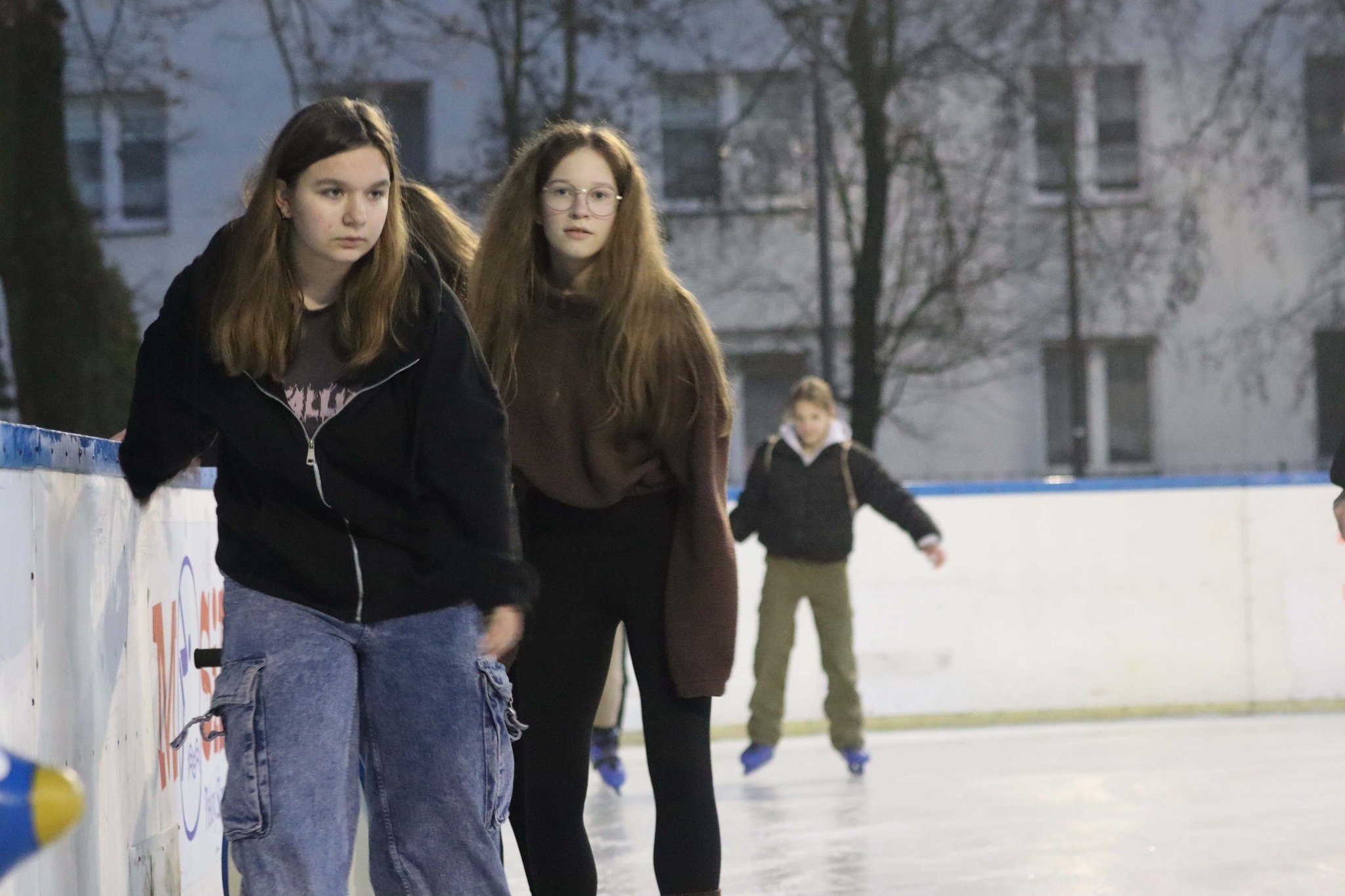 W Piekarach Śląskich można wybrać się na łyżwy. Lodowisko jest już otwarte i czeka na gości!