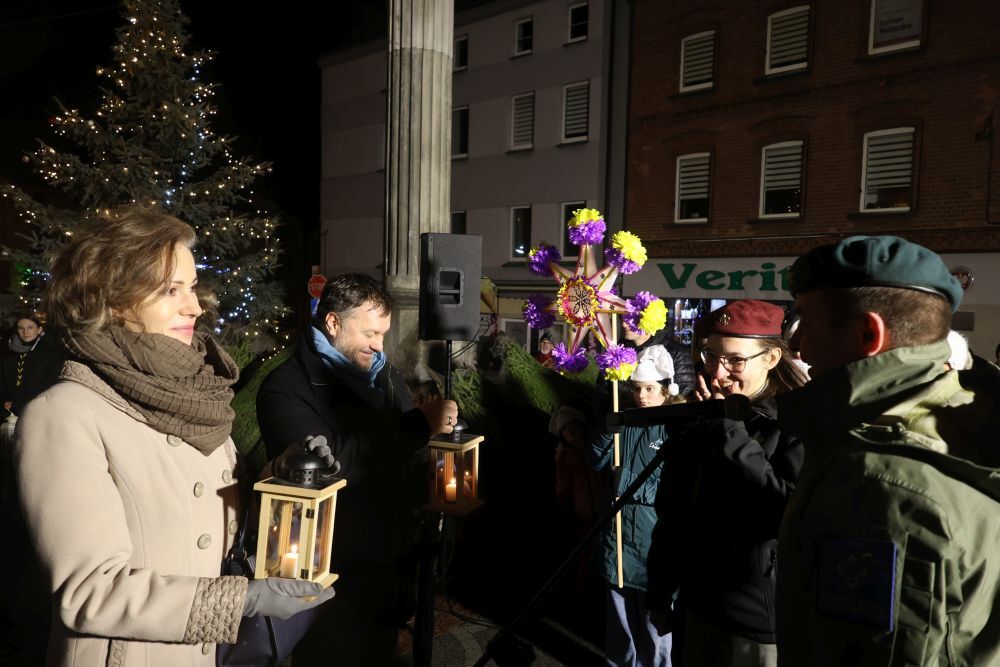 Już dziś Piekary Śląskie uroczyście rozświetlą choinkę. Do tego wspólne śpiewanie i rozdawanie drzewek