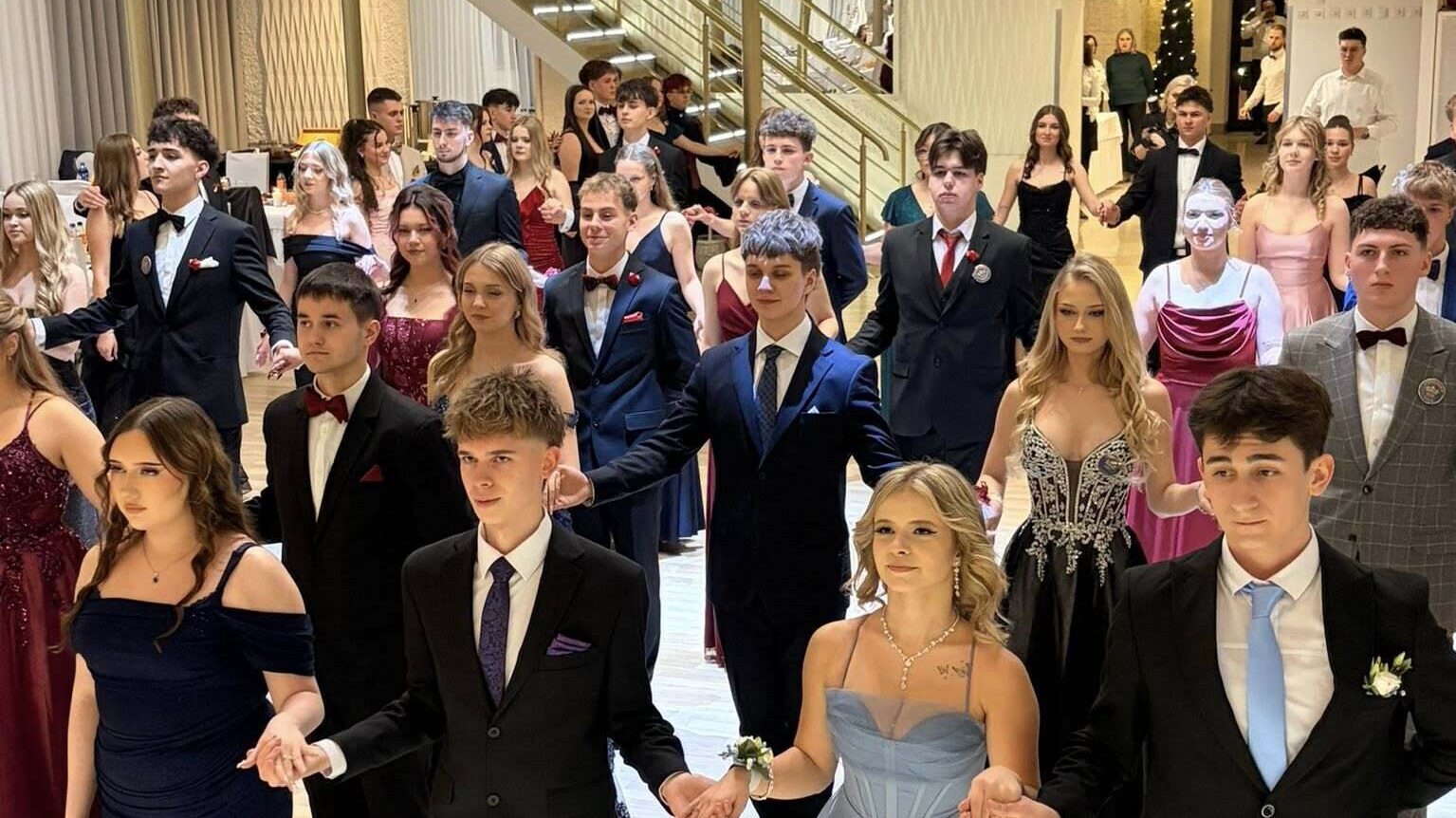 Studniówka Akademickiego Zespołu Szkół w Piekarach Śląskich 2026. Jak bawili się tegoroczni maturzyści?