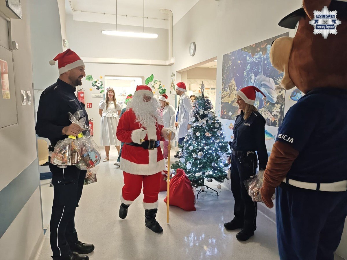 Mikołajkowa akcja policjantów z Piekar Śląskich. Mundurowi odwiedzili małych pacjentów