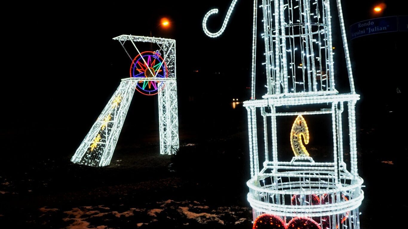 W Piekarach Śląskich widać już święta. Na ulicach pojawiły się bożonarodzeniowe ozdoby [GALERIA]